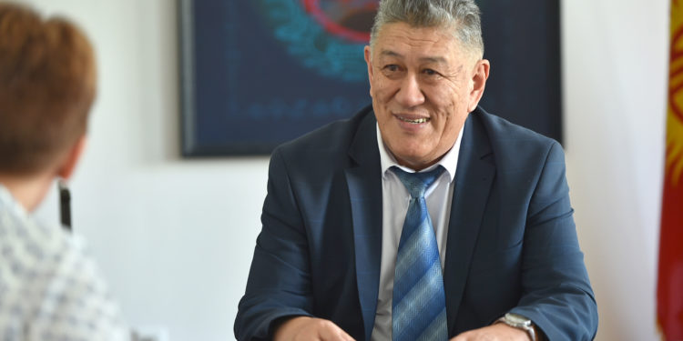 Мамлекеттик катчы: «2 жыл чыдап бергиле. 10 жылдан кийин өнүккөн 50 өлкөнүн катарына кошулабыз»