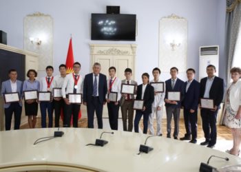 Президент Садыр Жапаров окуучуларга ыраазычылык билдирди