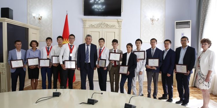 Президент Садыр Жапаров окуучуларга ыраазычылык билдирди