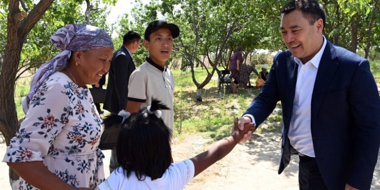 Садыр Жапаров баткендиктерди коркпой жашай берүүгө чакырды. Аларды армия коргойт