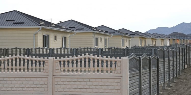 Чек ара жаңжалында курман болгондордун үй-бүлөлөрүнө бериле турган үйлөрдүн курулушу дээрлик аяктады