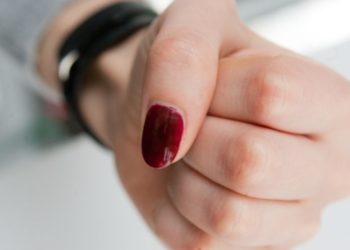 Бишкекте жаш кыз тергөөчүнү сабап, кеңседе башаламандык уюштурган. Окуянын чоо-жайы