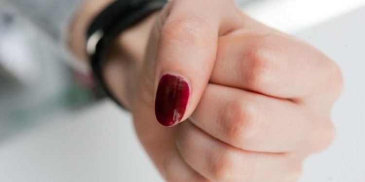 Бишкекте жаш кыз тергөөчүнү сабап, кеңседе башаламандык уюштурган. Окуянын чоо-жайы