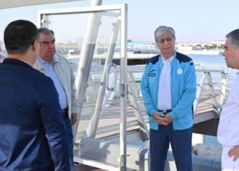 Борбор Азия өлкөлөрүнүн президенттери яхта менен деңиз кезишти. Сүрөт