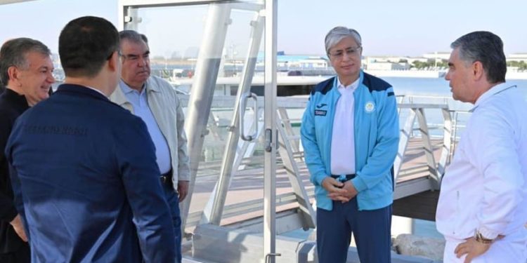 Борбор Азия өлкөлөрүнүн президенттери яхта менен деңиз кезишти. Сүрөт