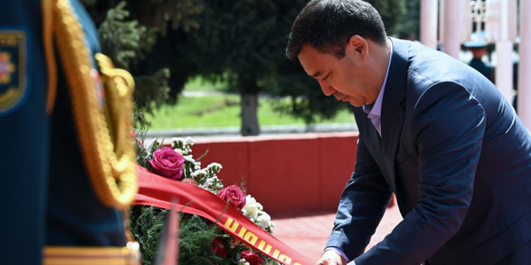 Садыр Жапаров Каракол шаарында Кыргызстандын чыгаан инсандарынын эстеликтерине гүл койду