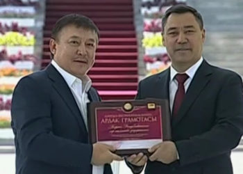 Акматбек Келдибеков, Мелис Турганбаев жана Дамирбек Асылбек уулу президенттин колунан сыйлык алышты