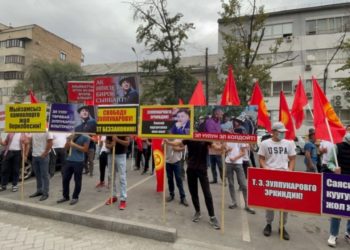 Бишкек шаардык сотунда Төрөбай Зулпукаровдун тарапташтары митинг өткөрүп жатышат