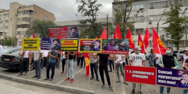 Бишкек шаардык сотунда Төрөбай Зулпукаровдун тарапташтары митинг өткөрүп жатышат