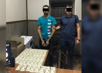 УКМК: «Ири өлчөмдөгү жасалма АКШ долларын алмаштырууга аракет кылган жигит кармалды»
