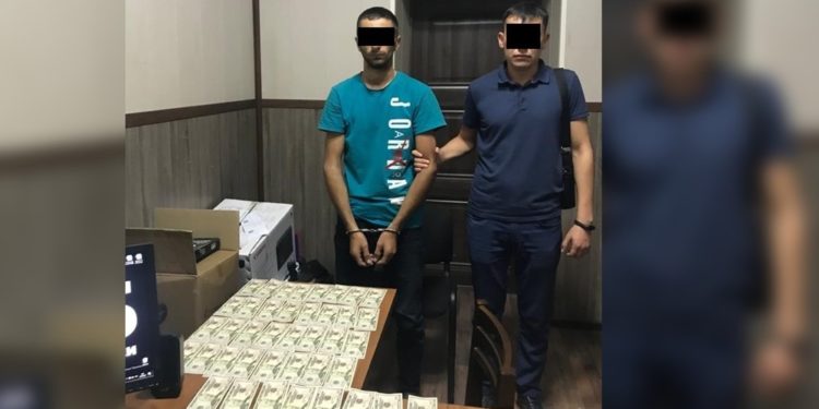 УКМК: «Ири өлчөмдөгү жасалма АКШ долларын алмаштырууга аракет кылган жигит кармалды»