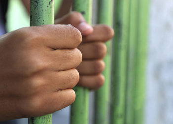 «Тырмак алдына ийне сайып…» Эки адамдын өлүмүнө шектелип кармалган өспүрүм кыйноодон улам кылмышты мойнуна алганын айтты