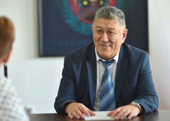 Чолпонбек Абыкеев менен Жаныш Кулмамбетовго «Эл жазуучусу» наамы ыйгарылды