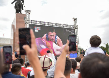 «Колдоого чакырабыз». «Ала-Тоо» аянтында Айсулуу Тыныбекованын финалдык беттеши чоң экранда көрсөтүлөт