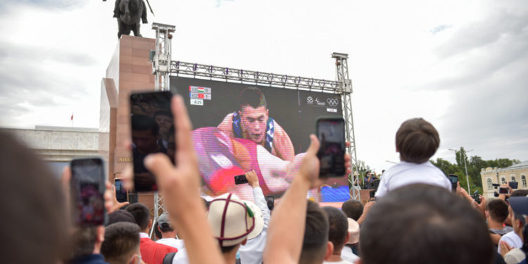 «Колдоого чакырабыз». «Ала-Тоо» аянтында Айсулуу Тыныбекованын финалдык беттеши чоң экранда көрсөтүлөт