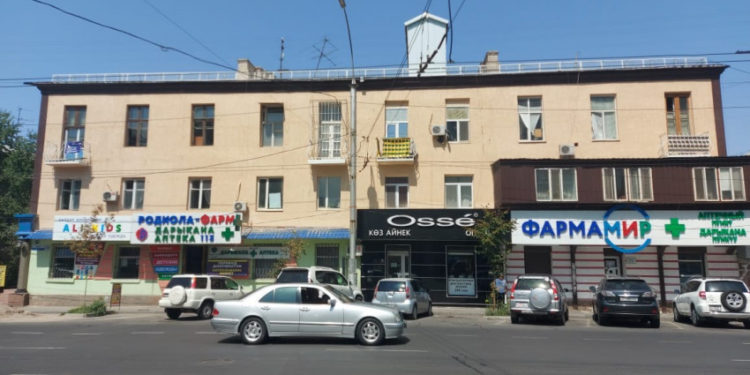 Бишкектеги Киев көчөсүндө жайгашкан көп кабаттуу турак үйдүн тышкы көрүнүшү оңдолду