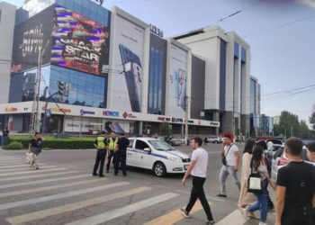 «Айчүрөк» соода борбору милиция кызматкерлери тарабынан курчоого алынды