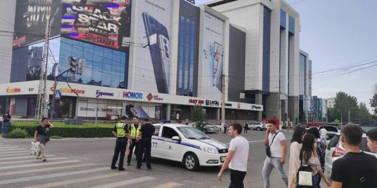 «Айчүрөк» соода борбору милиция кызматкерлери тарабынан курчоого алынды