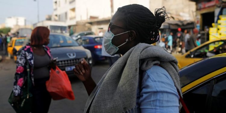 «Вакцинага туруктуу болушу мүмкүн». Түштүк Африкада коронавирустун жаңы түрү аныкталды