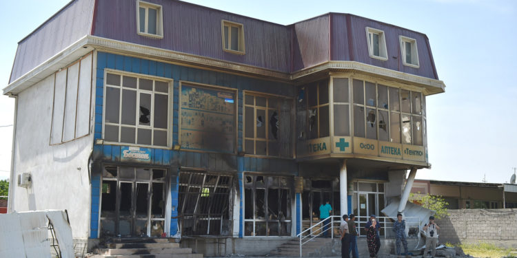 Кыргыз-тажик чек арасындагы жаңжалдын кесепетинен жабыр тарткан Баткендин ишкердик субъекттерине зыяндын ордун толтуруу тартиби бекитилди