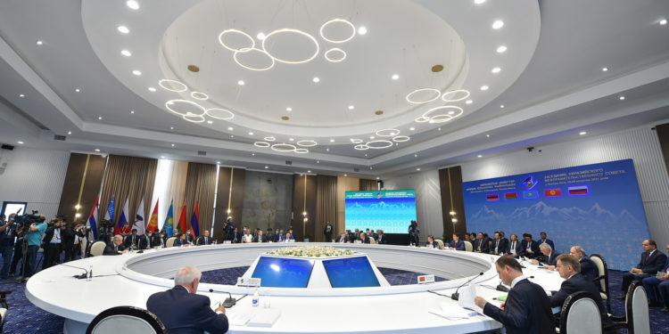 Евразиялык өкмөттөр аралык кеңешинин жыйынынын жыйынтыгы боюнча бир катар документтерге кол коюлду. Тизме