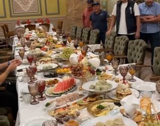 Садыр Жапаров менен Камчыбек Ташиевдин уулдары Нурмагомедовду кандай тосуп алышты? (сүрөт)