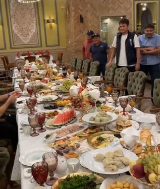 Садыр Жапаров менен Камчыбек Ташиевдин уулдары Нурмагомедовду кандай тосуп алышты? (сүрөт)