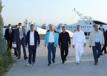 Соцтармактарда Садыр Жапаровдун 10 миң долларлык делген спорттук кийими талкуу жаратууда