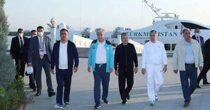 Соцтармактарда Садыр Жапаровдун 10 миң долларлык делген спорттук кийими талкуу жаратууда