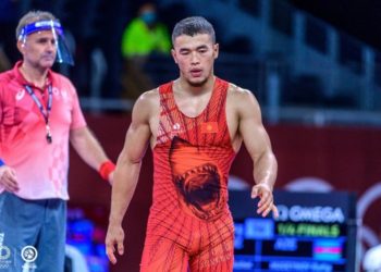 Акжол Махмудов трикосун аукционго койду. Акча муктаждарга берилет