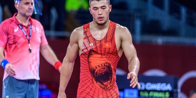 Акжол Махмудов трикосун аукционго койду. Акча муктаждарга берилет