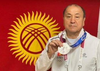 Мелис Турганбаевдин Айсулуу Тыныбекованын медалы менен сүрөткө түшкөнү кызуу талкууда