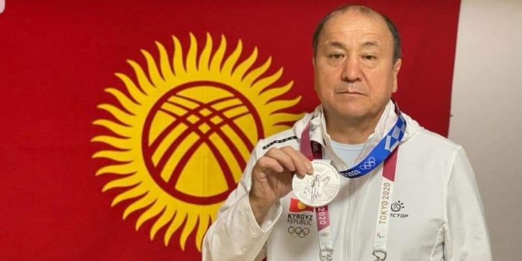 Мелис Турганбаевдин Айсулуу Тыныбекованын медалы менен сүрөткө түшкөнү кызуу талкууда