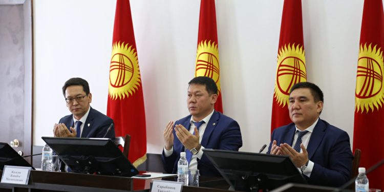 Ош шаарынын мэринин милдетин аткаруучу болуп дайындалган Алмаз Мамбетов Ош шаарынын активдерине тааныштырылды