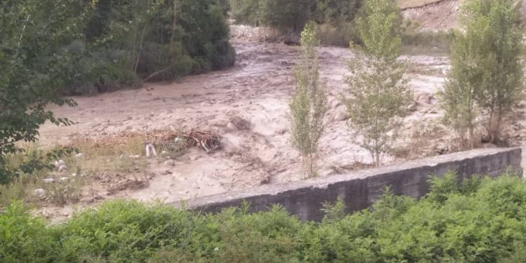 Чүйдөгү Акпай көлү жырылып, 8 малчы үй-бүлөсү менен көчүрүлдү (сүрөт)