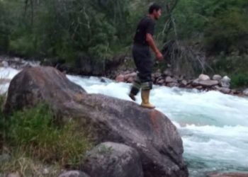 Колун жууп жатып тайып жыгылып, Чычкан суусуна агып кеткен аялдын жансыз денеси бүгүн да изделип жатат