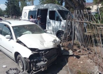 «41 жаштагы жаран унаада кыпчылып калган». Караколдо жол кырсыгы катталды (сүрөт)