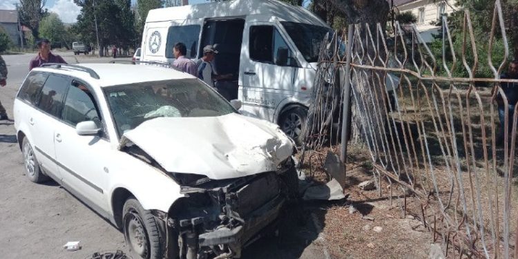 «41 жаштагы жаран унаада кыпчылып калган». Караколдо жол кырсыгы катталды (сүрөт)