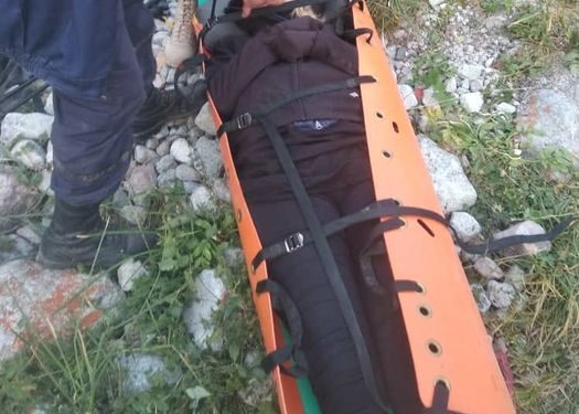 Чехиядан келген 35 жаштагы турист Ала-Арчада бутун кокустатып, тоодон түшө албай калган