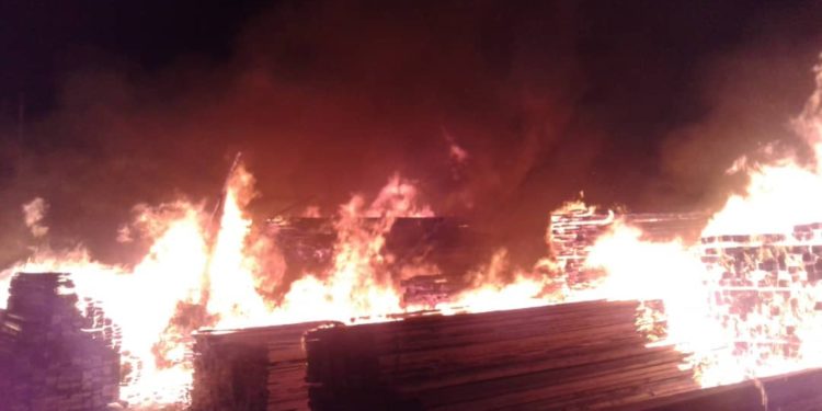 Чүйдө курулуш дүкөнүнөн өрт чыкты (сүрөт)