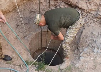 «15 метр тереңдикте». Чүйдө кудук казып жаткан 3 кишинин бири көз жумду (сүрөт)