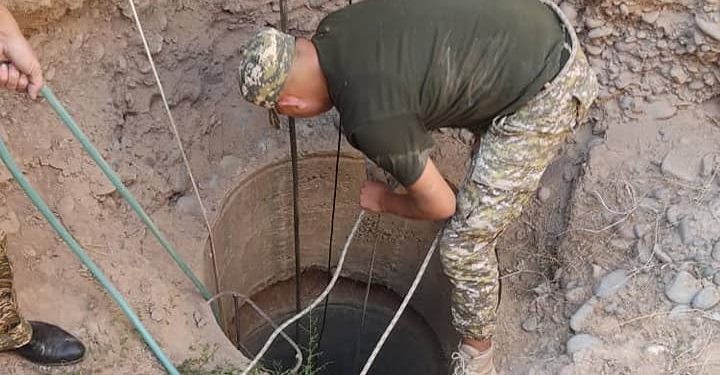 «15 метр тереңдикте». Чүйдө кудук казып жаткан 3 кишинин бири көз жумду (сүрөт)