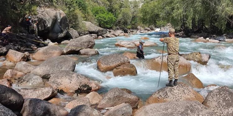 Колун жууп жатып тайып жыгылып, Чычкан суусуна агып кеткен аялдын сөөгү дагы эле табыла элек