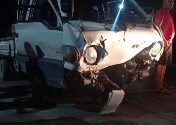 Баткенде айдоочу темир тосмону сүзүп, унаада кыпчылып калган