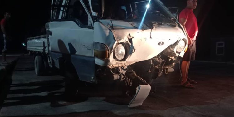 Баткенде айдоочу темир тосмону сүзүп, унаада кыпчылып калган