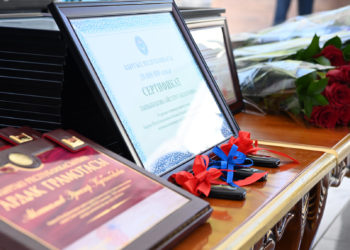 Олимпиада оюндарынын катышуучуларына сыйлык тапшыруу аземинен фоторепортаж