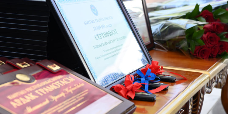 Олимпиада оюндарынын катышуучуларына сыйлык тапшыруу аземинен фоторепортаж