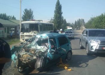 Ошто милиция кызматкерлеринин автобусу менен жеңил унаа кагышып, 3 киши каза болду