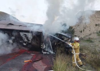 Бишкек-Ош жолунда оор жүк ташуучу унаа толугу менен күйүп кетти (сүрөт)