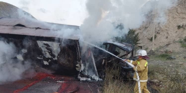 Бишкек-Ош жолунда оор жүк ташуучу унаа толугу менен күйүп кетти (сүрөт)